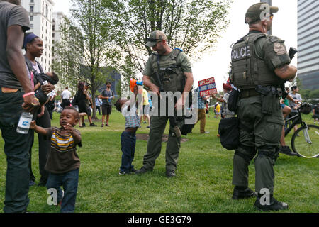 Cleveland, Ohio, USA. 21. Juli 2016. Ein Junge zeigt seine Watergun auf ein Cleveland s.w.a.t.-Team-Mitglied am letzten Tag von der nahe gelegenen Republican National Convention. Im Jahr 2014 ein Cleveland Polizist erschossen und tötete ein 12-jährige schwarzen Kind mit einer Spielzeugpistole, die er in einem Park mit spielte. Bildnachweis: John Orvis/Alamy Live-Nachrichten Stockfoto
