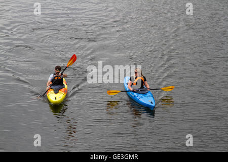 Kingston, London, UK. 22. Juli 2016. Zwei Kanuten Paddeln auf der Themse in Kingston an einem warmen, feuchten Tag Credit: Amer Ghazzal/Alamy Live-Nachrichten Stockfoto