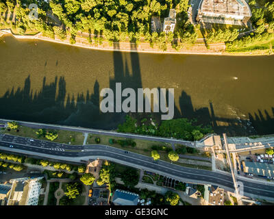 Das Licht der Abendsonne lassen die Silhouette der Stadt Magdeburg erscheinen als "Schatten" an Elbe, Magdeburg, Deutschland, 20. Juli 2016. Die Kuppel in der Mitte des Schattens zu sehen. Foto: ANDREAS LANDER/Dpa - NO-Draht-Dienst- Stockfoto