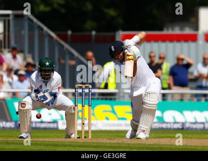 Old Trafford Cricket Ground, Manchester, UK. 22. Juli 2016. International Cricket 2. Investec Test England gegen Pakistan. England-Schlagmann Joe Root spielt ein Laufwerk. Bildnachweis: Action Plus Sport Bilder/Alamy Live News Stockfoto