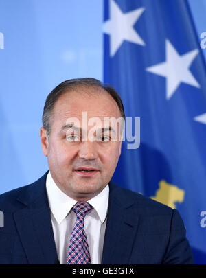 Berlin, Deutschland. 22. Juli 2016. Kosovo-Minister für auswärtige Angelegenheiten Enver Hoxhaj, fotografiert im Ministerium für auswärtige Angelegenheiten in Berlin, Deutschland, 22. Juli 2016. Foto: RAINER JENSEN/Dpa/Alamy Live-Nachrichten Stockfoto