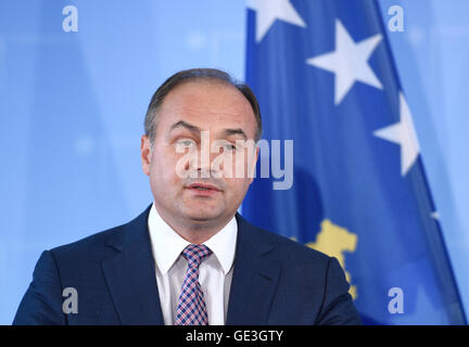 Berlin, Deutschland. 22. Juli 2016. Kosovo-Minister für auswärtige Angelegenheiten Enver Hoxhaj, fotografiert im Ministerium für auswärtige Angelegenheiten in Berlin, Deutschland, 22. Juli 2016. Foto: RAINER JENSEN/Dpa/Alamy Live-Nachrichten Stockfoto