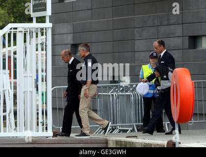 Portsmouth, UK. 22. Juli 2016. Der Duke of Edinburgh besuchten Sir Ben Ainslie Amerikas Cup Sitz vor dem ausgehen auf dem Wasser zu sehen, die Mannschaft in einem Praxis-Rennen in ihrem Bestreben, den Cup zum ersten Mal in 165 Jahre nach Großbritannien bringen teilnehmen. Philip in seiner Rolle als Admiral der Royal Yacht Squadron, deren Tochtergesellschaft Royal Yacht Squadron Racing der offizielle anspruchsvolle Club von Land Rover BAR ist, treffen Design und engineering-Team verantwortlich für den Aufbau des High-Tech-Katamarans. Bildnachweis: Uknip/Alamy Live-Nachrichten Stockfoto