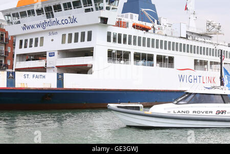 Portsmouth, UK. 22. Juli 2016. Der Duke of Edinburgh besuchten Sir Ben Ainslie Amerikas Cup Sitz vor dem ausgehen auf dem Wasser zu sehen, die Mannschaft in einem Praxis-Rennen in ihrem Bestreben, den Cup zum ersten Mal in 165 Jahre nach Großbritannien bringen teilnehmen. Philip in seiner Rolle als Admiral der Royal Yacht Squadron, deren Tochtergesellschaft Royal Yacht Squadron Racing der offizielle anspruchsvolle Club von Land Rover BAR ist, treffen Design und engineering-Team verantwortlich für den Aufbau des High-Tech-Katamarans. Bildnachweis: Uknip/Alamy Live-Nachrichten Stockfoto