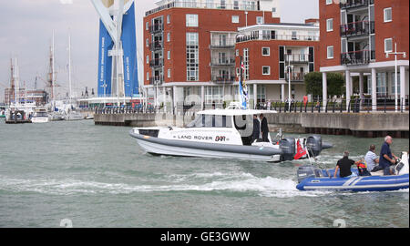 Portsmouth, UK. 22. Juli 2016. Der Duke of Edinburgh besuchten Sir Ben Ainslie Amerikas Cup Sitz vor dem ausgehen auf dem Wasser zu sehen, die Mannschaft in einem Praxis-Rennen in ihrem Bestreben, den Cup zum ersten Mal in 165 Jahre nach Großbritannien bringen teilnehmen. Philip in seiner Rolle als Admiral der Royal Yacht Squadron, deren Tochtergesellschaft Royal Yacht Squadron Racing der offizielle anspruchsvolle Club von Land Rover BAR ist, treffen Design und engineering-Team verantwortlich für den Aufbau des High-Tech-Katamarans. Bildnachweis: Uknip/Alamy Live-Nachrichten Stockfoto