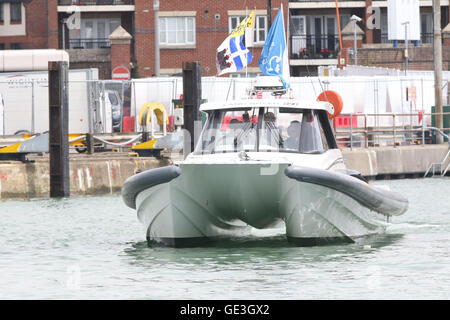 Portsmouth, UK. 22. Juli 2016. Der Duke of Edinburgh besuchten Sir Ben Ainslie Amerikas Cup Sitz vor dem ausgehen auf dem Wasser zu sehen, die Mannschaft in einem Praxis-Rennen in ihrem Bestreben, den Cup zum ersten Mal in 165 Jahre nach Großbritannien bringen teilnehmen. Philip in seiner Rolle als Admiral der Royal Yacht Squadron, deren Tochtergesellschaft Royal Yacht Squadron Racing der offizielle anspruchsvolle Club von Land Rover BAR ist, treffen Design und engineering-Team verantwortlich für den Aufbau des High-Tech-Katamarans. Bildnachweis: Uknip/Alamy Live-Nachrichten Stockfoto