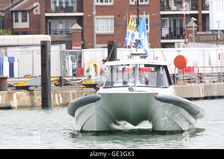 Portsmouth, UK. 22. Juli 2016. Der Duke of Edinburgh besuchten Sir Ben Ainslie Amerikas Cup Sitz vor dem ausgehen auf dem Wasser zu sehen, die Mannschaft in einem Praxis-Rennen in ihrem Bestreben, den Cup zum ersten Mal in 165 Jahre nach Großbritannien bringen teilnehmen. Philip in seiner Rolle als Admiral der Royal Yacht Squadron, deren Tochtergesellschaft Royal Yacht Squadron Racing der offizielle anspruchsvolle Club von Land Rover BAR ist, treffen Design und engineering-Team verantwortlich für den Aufbau des High-Tech-Katamarans. Bildnachweis: Uknip/Alamy Live-Nachrichten Stockfoto