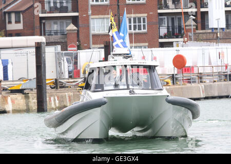 Portsmouth, UK. 22. Juli 2016. Der Duke of Edinburgh besuchten Sir Ben Ainslie Amerikas Cup Sitz vor dem ausgehen auf dem Wasser zu sehen, die Mannschaft in einem Praxis-Rennen in ihrem Bestreben, den Cup zum ersten Mal in 165 Jahre nach Großbritannien bringen teilnehmen. Philip in seiner Rolle als Admiral der Royal Yacht Squadron, deren Tochtergesellschaft Royal Yacht Squadron Racing der offizielle anspruchsvolle Club von Land Rover BAR ist, treffen Design und engineering-Team verantwortlich für den Aufbau des High-Tech-Katamarans. Bildnachweis: Uknip/Alamy Live-Nachrichten Stockfoto