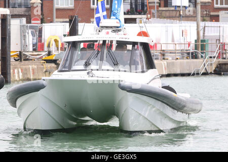 Portsmouth, UK. 22. Juli 2016. Der Duke of Edinburgh besuchten Sir Ben Ainslie Amerikas Cup Sitz vor dem ausgehen auf dem Wasser zu sehen, die Mannschaft in einem Praxis-Rennen in ihrem Bestreben, den Cup zum ersten Mal in 165 Jahre nach Großbritannien bringen teilnehmen. Philip in seiner Rolle als Admiral der Royal Yacht Squadron, deren Tochtergesellschaft Royal Yacht Squadron Racing der offizielle anspruchsvolle Club von Land Rover BAR ist, treffen Design und engineering-Team verantwortlich für den Aufbau des High-Tech-Katamarans. Bildnachweis: Uknip/Alamy Live-Nachrichten Stockfoto