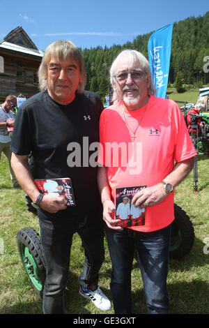 Bad Kleinkirchheim, Österreich. 22. Juli 2016. Deutsche Duo sterben Amigos (Bernd Und Karl-Heinz Ulrich) posieren, während des Künstlers als Teil der Open-Air-Veranstaltung "Wenn Die Musi Spielt" ("Wenn die Musik spielt") in Bad Kleinkirchheim, Österreich, 22. Juli 2016. Foto: BODO SCHACKOW/Dpa - NO WIRE SERVICE - © Dpa/Alamy Live-Nachrichten Stockfoto