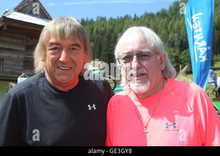 Bad Kleinkirchheim, Österreich. 22. Juli 2016. Deutsche Duo sterben Amigos (Bernd Und Karl-Heinz Ulrich) posieren, während des Künstlers als Teil der Open-Air-Veranstaltung "Wenn Die Musi Spielt" ("Wenn die Musik spielt") in Bad Kleinkirchheim, Österreich, 22. Juli 2016. Foto: BODO SCHACKOW/Dpa - NO WIRE SERVICE - © Dpa/Alamy Live-Nachrichten Stockfoto