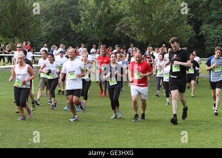 London, UK. 21. Juli 2016. Läufer, die Teilnahme an der JP Morgan Corporate Challenge in Battersea Park London 21.07.2016 Credit: Theodore Liasi/Alamy Live-Nachrichten Stockfoto