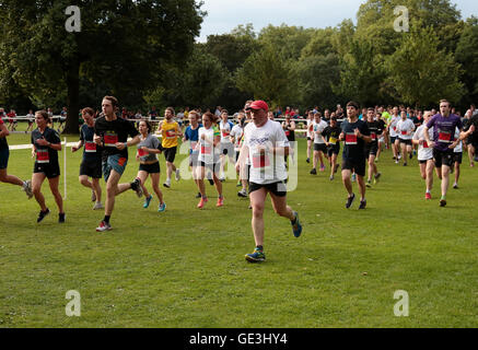 London, UK. 21. Juli 2016. Läufer, die Teilnahme an der JP Morgan Corporate Challenge in Battersea Park London 21.07.2016 Credit: Theodore Liasi/Alamy Live-Nachrichten Stockfoto