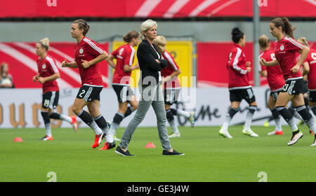 Paderborn, Deutschland. 22. Juli 2016. Deutschlands Coach Silvia Neid (c) im Stadion vor ihrem Team vor der internationalen Frauen Fußballspiel zwischen Deutschland und Ghana in Paderborn, Deutschland, 22. Juli 2016. Foto: GUIDO KIRCHNER/Dpa/Alamy Live News Stockfoto