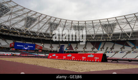 Queen Elizabeth Park, London, UK. 22. Juli 2016. London-Jubiläum-Leichtathletik. Weitwinkelaufnahme des Dreisprung Grube und des Stadions vor dem Wettbewerb. © Aktion Plus Sport/Alamy Live-Nachrichten Stockfoto