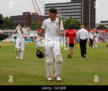 Old Trafford Cricket Ground, Manchester, UK. 22. Juli 2016. International Cricket 2. Investec Test England gegen Pakistan. England Schlagmann Kapitän Alastair Cook verlässt das Feld nach dem Wesen von Mohammad Amir für 105 unmittelbar vor Tee am ersten Tag rollte. Bildnachweis: Aktion Plus Sport/Alamy Live-Nachrichten Stockfoto