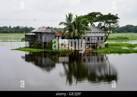 Dhaka, Bangladesch. 22. Juli 2016. Blick auf ein Bangladeshi Bauer Haus rund ums Wasser am Munshigonj in der Nähe von Dhaka, Bangladesh. Am 22. Juli 2016 Credit: Mamunur Rashid/Alamy Live-Nachrichten Stockfoto