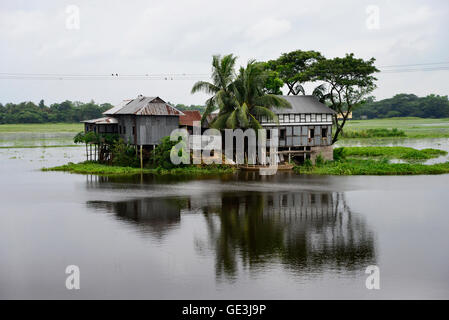 Dhaka, Bangladesch. 22. Juli 2016. Blick auf ein Bangladeshi Bauer Haus rund ums Wasser am Munshigonj in der Nähe von Dhaka, Bangladesh. Am 22. Juli 2016 Credit: Mamunur Rashid/Alamy Live-Nachrichten Stockfoto