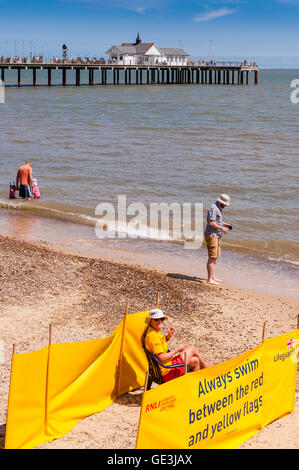 Southwold, Suffolk, UK. 22. Juli 2016. Ein Rettungsschwimmer bei der Arbeit am Strand an einem heißen Sommer-Nachmittag in Southwold, Suffolk, England, Uk. Tim Oram/Alamy Live-Nachrichten Stockfoto