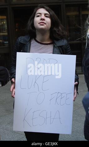 NEW YORK, NY - 26 Februar: #FreeKesha Bewegung Supporter bei Protestkundgebung außerhalb der Sony Musik-Hauptquartier auf 550 Madison Avenue in New York City am 26. Februar 2016. Bildnachweis: Rainmaker Foto/MediaPunch Stockfoto