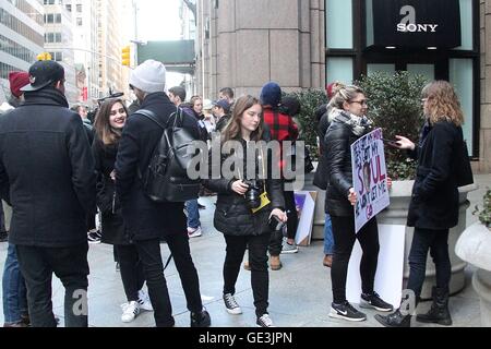 NEW YORK, NY - 26 Februar: #FreeKesha Bewegung Unterstützer bei Protestkundgebung außerhalb der Sony Musik-Hauptquartier auf 550 Madison Avenue in New York City am 26. Februar 2016. Bildnachweis: Rainmaker Foto/MediaPunch Stockfoto