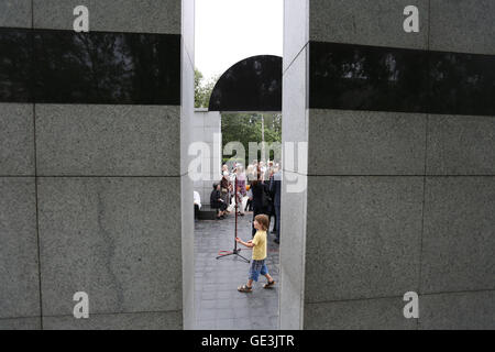 Polen, Warschau, 22. Juli 2016: Menschen marschierten in Erinnerung an die ermordeten Juden während des zweiten Weltkrieges im Warschauer Ghetto. Bildnachweis: Madeleine Ratz/Alamy Live-Nachrichten Stockfoto