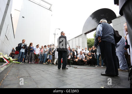 Polen, Warschau, 22. Juli 2016: Menschen marschierten in Erinnerung an die ermordeten Juden während des zweiten Weltkrieges im Warschauer Ghetto. Bildnachweis: Madeleine Ratz/Alamy Live-Nachrichten Stockfoto