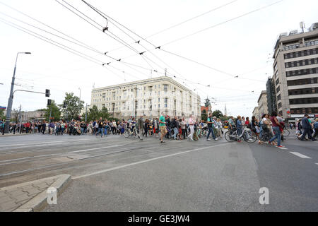 Polen, Warschau, 22. Juli 2016: Menschen marschierten in Erinnerung an die ermordeten Juden während des zweiten Weltkrieges im Warschauer Ghetto. Bildnachweis: Madeleine Ratz/Alamy Live-Nachrichten Stockfoto