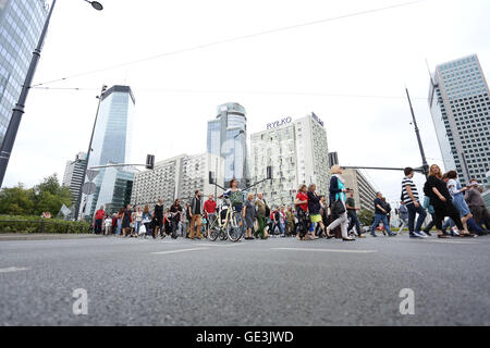 Polen, Warschau, 22. Juli 2016: Menschen marschierten in Erinnerung an die ermordeten Juden während des zweiten Weltkrieges im Warschauer Ghetto. Bildnachweis: Madeleine Ratz/Alamy Live-Nachrichten Stockfoto