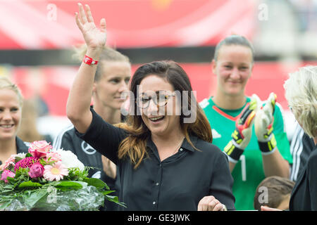 Paderborn, Deutschland. 22. Juli 2016. Deutschlands Nadine Kessler winken Ihr Spiel Fans vor den internationalen Frauenfußball zwischen Deutschland und Ghana in Paderborn, Deutschland, 22. Juli 2016. Foto: GUIDO KIRCHNER/Dpa/Alamy Live News Stockfoto