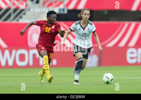 Paderborn, Deutschland. 22. Juli 2016. Deutschlands Sara Daebritz (r) und Ghanas Alice Kusi in Aktion während der internationalen Frauenfußball match zwischen Deutschland und Ghana in Paderborn, Deutschland, 22. Juli 2016. Foto: GUIDO KIRCHNER/Dpa/Alamy Live News Stockfoto