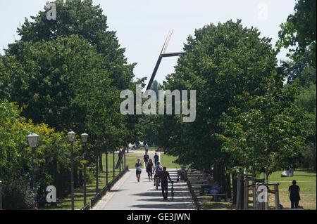 Berlin, Deutschland. 22. Juli 2016. Menschen zu Fuß durch den Görlitzer Park in Berlin, Deutschland, 22. Juli 2016. Foto: PAUL ZINKEN/Dpa/Alamy Live News Stockfoto