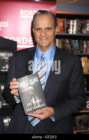 Ehemaliger Yankees-Manager Joe Torre bei der Unterzeichnung seines neuen Buches "Joe Torre: The Yankee Years in Grenzen-Buchhandlung an der Wall Street in New York City. 4. Februar 2009 Credit: Dennis Van Tine/MediaPunch Stockfoto