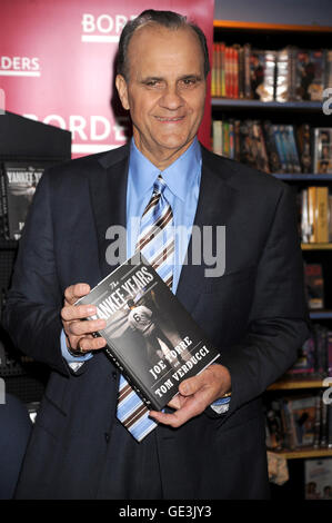 Ehemaliger Yankees-Manager Joe Torre bei der Unterzeichnung seines neuen Buches "Joe Torre: The Yankee Years in Grenzen-Buchhandlung an der Wall Street in New York City. 4. Februar 2009 Credit: Dennis Van Tine/MediaPunch Stockfoto