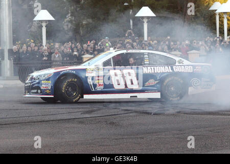 LAS VEGAS, NV - Dezember 5: Dale Earnhardt Jr. abgebildet, während die Ehrenrunde NASCAR Fan Erfahrung mit festlichen Burnouts und Treiber durchführen Donuts auf Las Vegas Blvd in Las Vegas, Nevada, während NASCAR-Champion Woche am 5. Dezember 2013. Bildnachweis: mpi34/MediaPunch Inc. Stockfoto