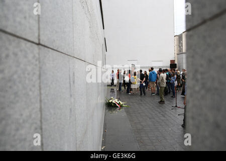 Polen, Warschau, 22. Uly 2016: Demonstranten statt März in Erinnerung an die ermordeten Juden in 1942 Warschauer Ghetto Bereich der zweiten Weltkrieg Kredite herumlaufen: Jake Ratz/Alamy Live News Stockfoto