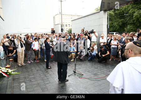 Polen, Warschau, 22. Uly 2016: Demonstranten statt März in Erinnerung an die ermordeten Juden in 1942 Warschauer Ghetto Bereich der zweiten Weltkrieg Kredite herumlaufen: Jake Ratz/Alamy Live News Stockfoto