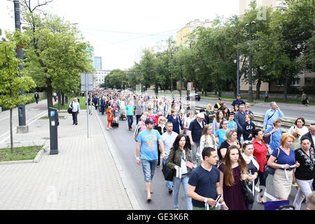 Polen, Warschau, 22. Uly 2016: Demonstranten statt März in Erinnerung an die ermordeten Juden in 1942 Warschauer Ghetto Bereich der zweiten Weltkrieg Kredite herumlaufen: Jake Ratz/Alamy Live News Stockfoto