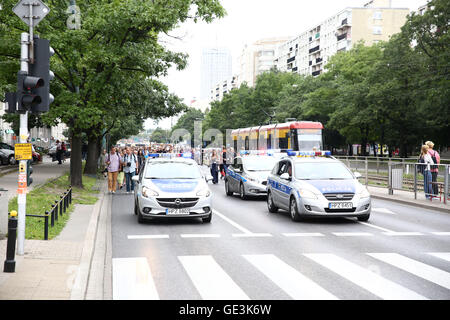 Polen, Warschau, 22. Uly 2016: Demonstranten statt März in Erinnerung an die ermordeten Juden in 1942 Warschauer Ghetto Bereich der zweiten Weltkrieg Kredite herumlaufen: Jake Ratz/Alamy Live News Stockfoto