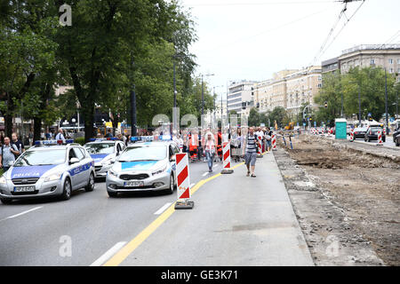 Polen, Warschau, 22. Uly 2016: Demonstranten statt März in Erinnerung an die ermordeten Juden in 1942 Warschauer Ghetto Bereich der zweiten Weltkrieg Kredite herumlaufen: Jake Ratz/Alamy Live News Stockfoto