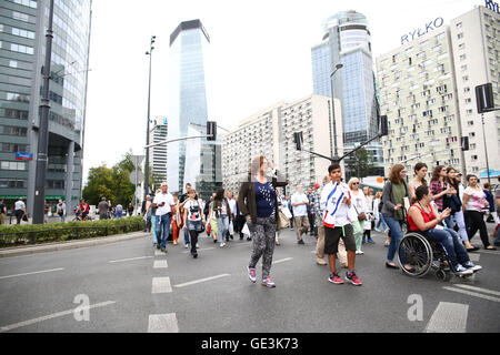 Polen, Warschau, 22. Uly 2016: Demonstranten statt März in Erinnerung an die ermordeten Juden in 1942 Warschauer Ghetto Bereich der zweiten Weltkrieg Kredite herumlaufen: Jake Ratz/Alamy Live News Stockfoto