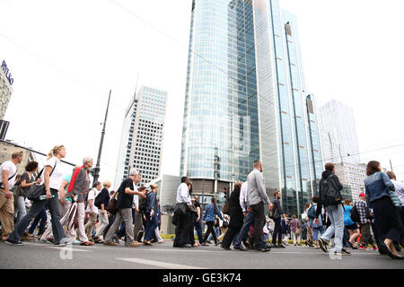 Polen, Warschau, 22. Uly 2016: Demonstranten statt März in Erinnerung an die ermordeten Juden in 1942 Warschauer Ghetto Bereich der zweiten Weltkrieg Kredite herumlaufen: Jake Ratz/Alamy Live News Stockfoto