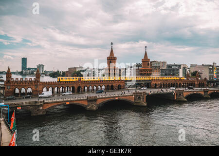 Berlin, Deutschland. 21. Juli 2016. Oberbaumbrücke in Berlin, 21. Juli 2016. Foto: picture Alliance/Robert Schlesinger | weltweite Nutzung/Dpa/Alamy Live-Nachrichten Stockfoto