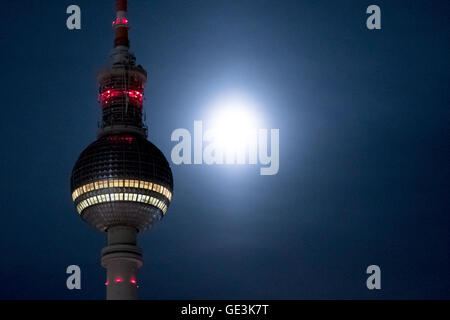 Berlin, Deutschland. 21. Juli 2016. Der Mond erscheint neben der Berliner Fernsehturm, 21. Juli 2016. Foto: picture Alliance/Robert Schlesinger | weltweite Nutzung/Dpa/Alamy Live-Nachrichten Stockfoto