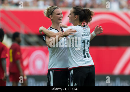 Paderborn, Deutschland. 22. Juli 2016. Deutschlands Sara Daebritz (r) feiert ihr Ziel mit Alexandra Popp (l) während der internationalen Frauen Fußballspiel zwischen Deutschland und Ghana in Paderborn, Deutschland, 22. Juli 2016. Foto: GUIDO KIRCHNER/Dpa/Alamy Live News Stockfoto