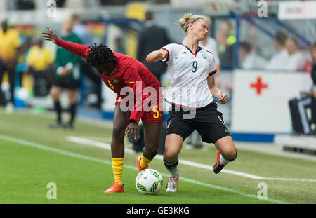 Paderborn, Deutschland. 22. Juli 2016. Deutschlands Alexandra Popp (r) und Ghanas Faiza Ibrahim in Aktion während der internationalen Frauen Fußball-match zwischen Deutschland und Ghana in Paderborn, Deutschland, 22. Juli 2016. Foto: GUIDO KIRCHNER/Dpa/Alamy Live News Stockfoto