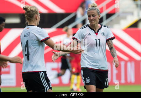 Paderborn, Deutschland. 22. Juli 2016. Deutschlands Anja Mittag (r) feiert ihr Ziel mit Leonie Maier (l) während der internationalen Frauen Fußballspiel zwischen Deutschland und Ghana in Paderborn, Deutschland, 22. Juli 2016. Foto: GUIDO KIRCHNER/Dpa/Alamy Live News Stockfoto