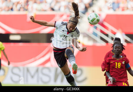 Paderborn, Deutschland. 22. Juli 2016. Deutschlands Melanie Leupolz (l) und Ghanas Elizabeth Addo in Aktion während der internationalen Frauenfußball match zwischen Deutschland und Ghana in Paderborn, Deutschland, 22. Juli 2016. Foto: GUIDO KIRCHNER/Dpa/Alamy Live News Stockfoto