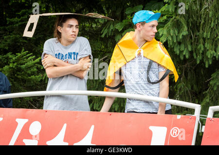 Tour de France. 22. Juli 2016. Saint-Gervais-Les-Bains, FR. Unprepared Fans beschäftigen kreative Lösungen zur Bewältigung des Regens eine Bühne zu beenden. John Kavouris/Alamy Live-Nachrichten Stockfoto