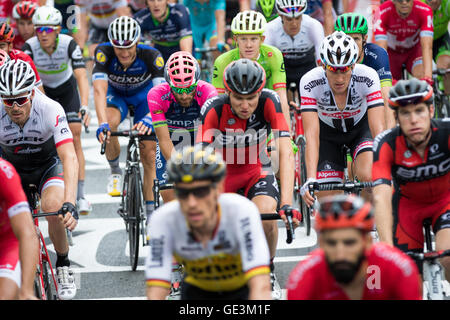 Tour de France. 22. Juli 2016. Saint-Gervais-Les-Bains, FR. Riders in dem Grupetto überqueren die Ziellinie, erleichtert für die Bühne vorbei zu sein. Grupetto Fahrer sind nicht mehr für Zeit oder Platzierungen auf einer Bühne, innerhalb der Zeit Schnitt einfach ins Rennen. John Kavouris/Alamy Live-Nachrichten Stockfoto